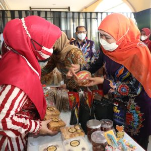 Khofifah Ajak Masyarakat Fokuskan Gotong Royong