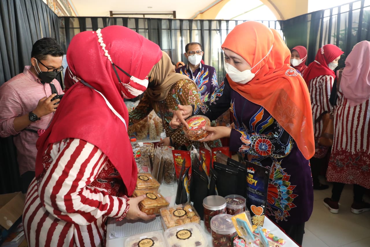 Khofifah Ajak Masyarakat Fokuskan Gotong Royong