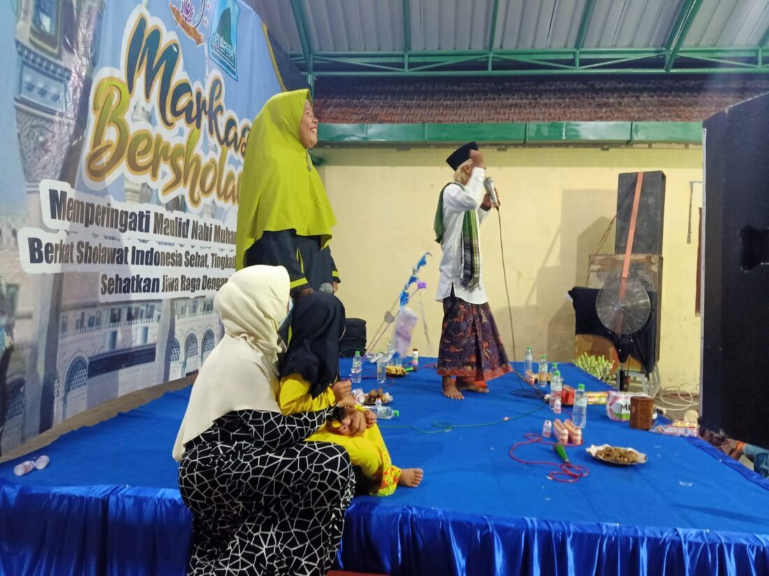 Jemaah “Markaz Sholawat” Menangis