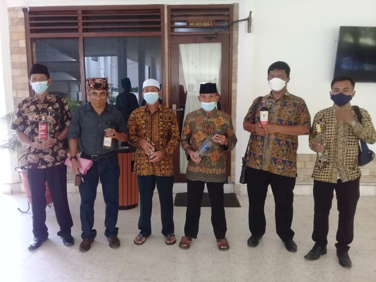 Tenteng Miras La Lati Bersama Tokoh Masyarakat Datangi DPRD Banyuwangi. Ada Apa ?