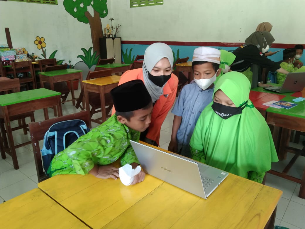 Mahasiswa UAD Kenalkan Teknologi Didepan Siswa SDIT Salsabila Vl Magetan 
