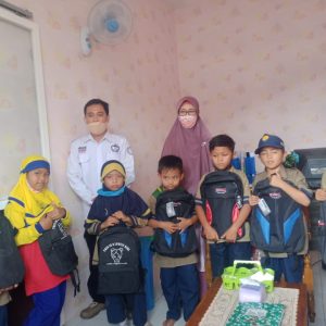 Peringati Hari Guru, TRC PPA Bersama FRB Bagikan Tas Sekolah