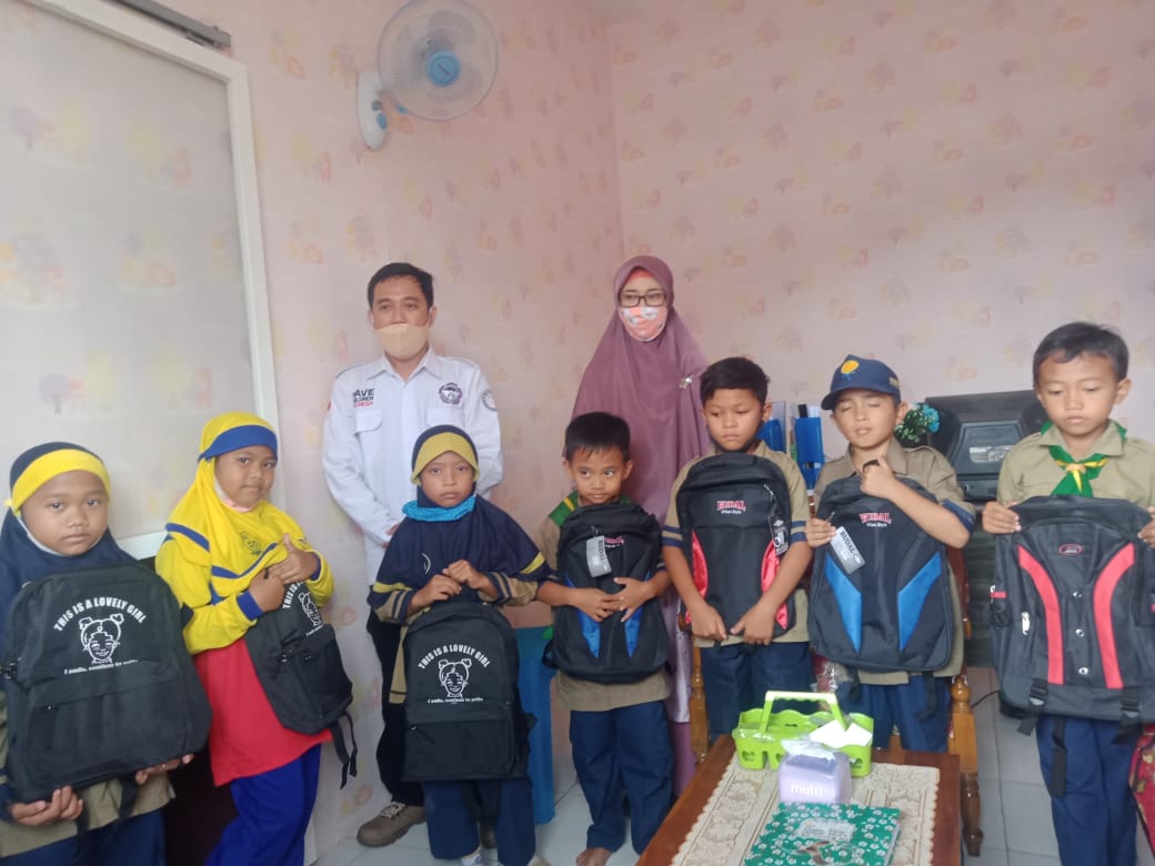 Peringati Hari Guru, TRC PPA Bersama FRB Bagikan Tas Sekolah