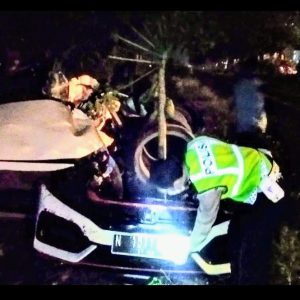 KA Komuter Tabrak Mobil, 3 Orang Tewas Dan 1 Luka Parah KA Komuter Tabrak Mobil, 3 Orang Tewas Dan 1 Luka Parah