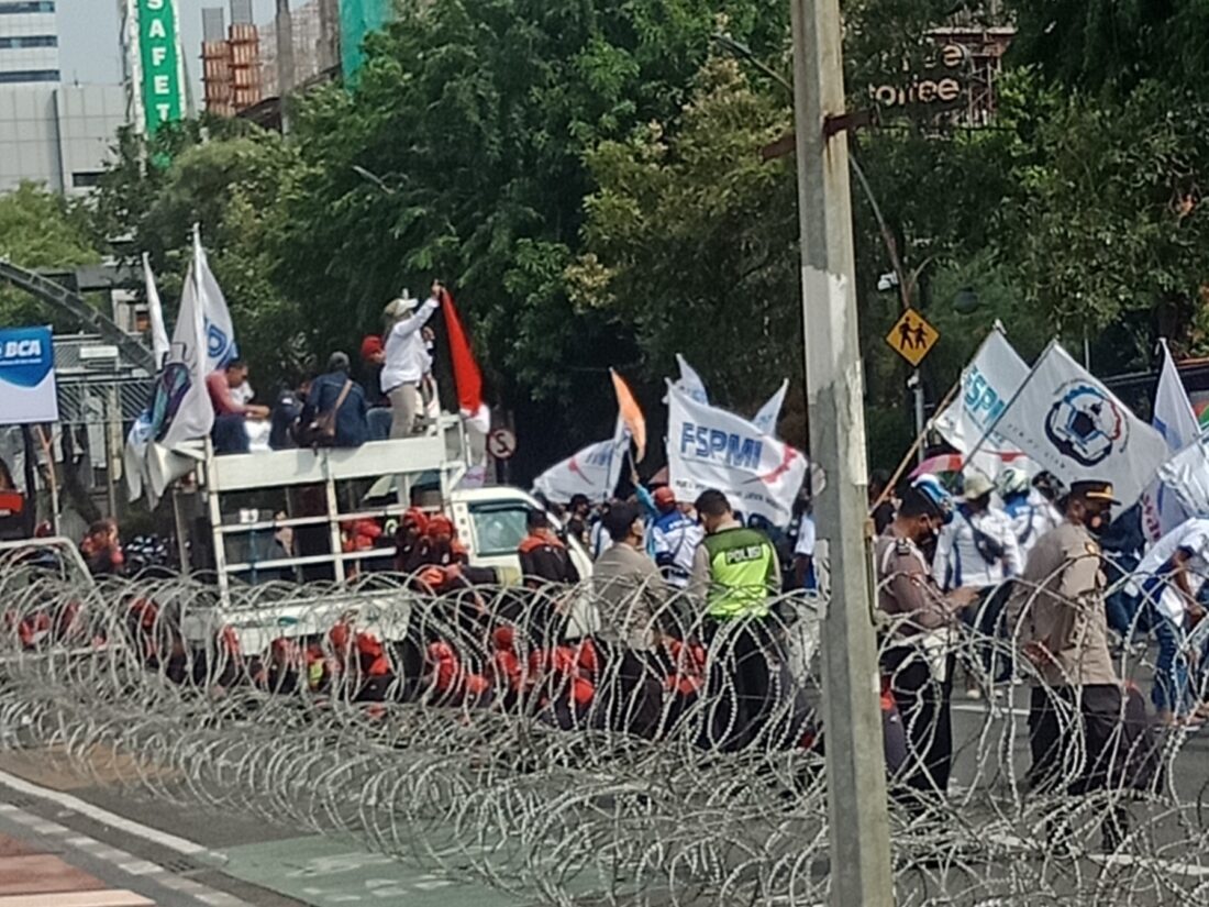 Kecewa Kenaikan Upah Murah Rp22.750, Buruh Jatim Demo Didepan Grahadi