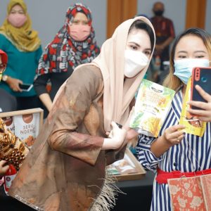 Arumi Ajak UMKM Dekranasda Jatim Manfaatkan TIK untuk Perluas Pasar Arumi Ajak UMKM Dekranasda Jatim Manfaatkan TIK untuk Perluas Pasar