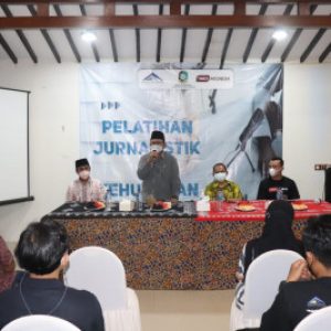 Pelatihan Jurnalistik dan Kehumasan Bagi Guru SMP