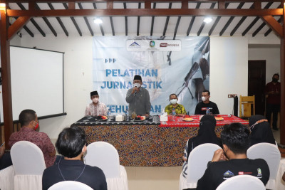 Pelatihan Jurnalistik dan Kehumasan Bagi Guru SMP