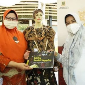 Ning Ita Angkat Batik Surya Mojopahit di APEKSI Outlook 2021 Denpasar-Bali Ning Ita Angkat Batik Surya Mojopahit di APEKSI Outlook 2021 Denpasar-Bali