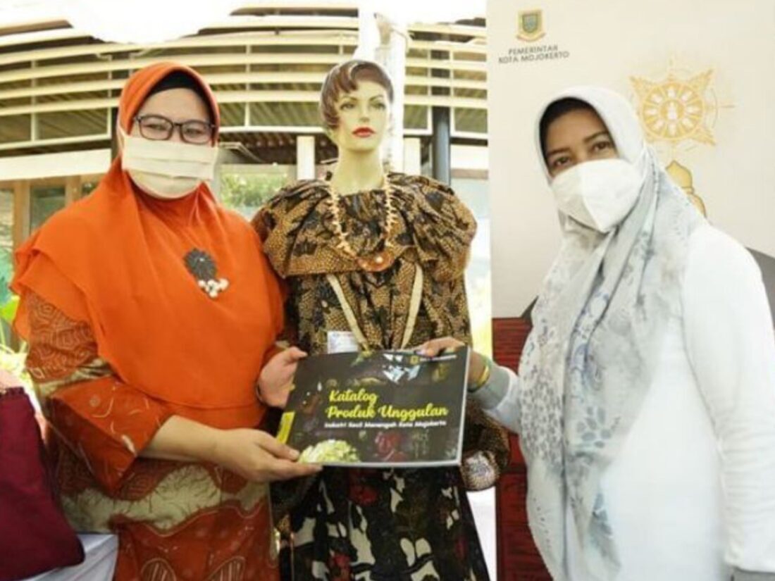 Ning Ita Angkat Batik Surya Mojopahit di APEKSI Outlook 2021 Denpasar-Bali