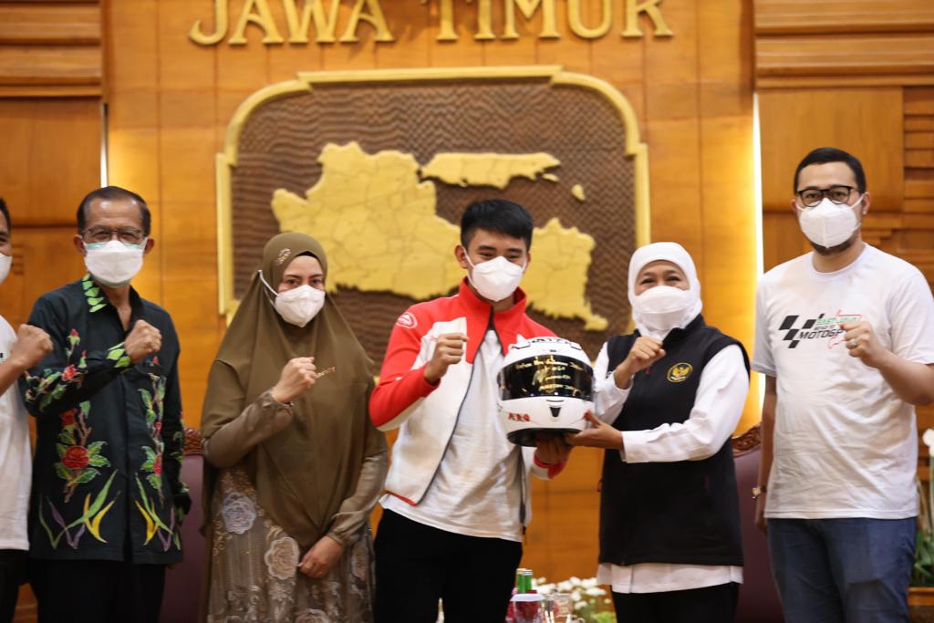 Gubernur Khofifah Beri Wejangan Sebelum Mario Terjun di Motor 3 GP di Mandalika