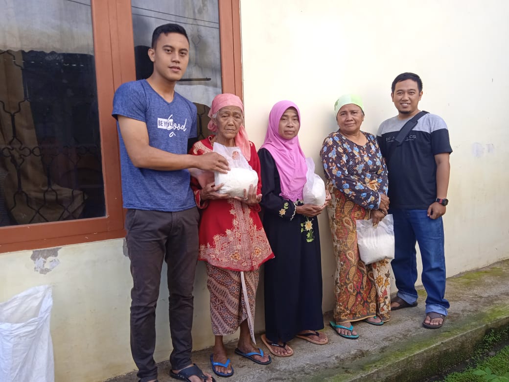 FOSKAPDA Bersama TRC PPA Bagikan Bingkisan Beras Pada Janda Tua Dan Kaum Dhuafa