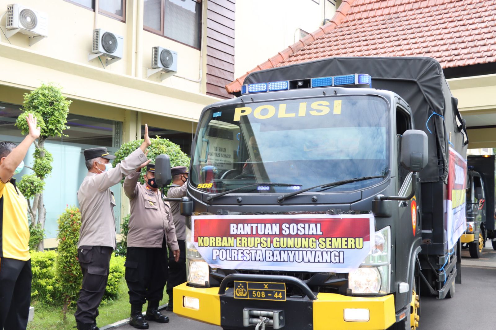 3 Truk Polresta Banyuwangi Kirim Bantuan untuk Korban Erupsi Semeru