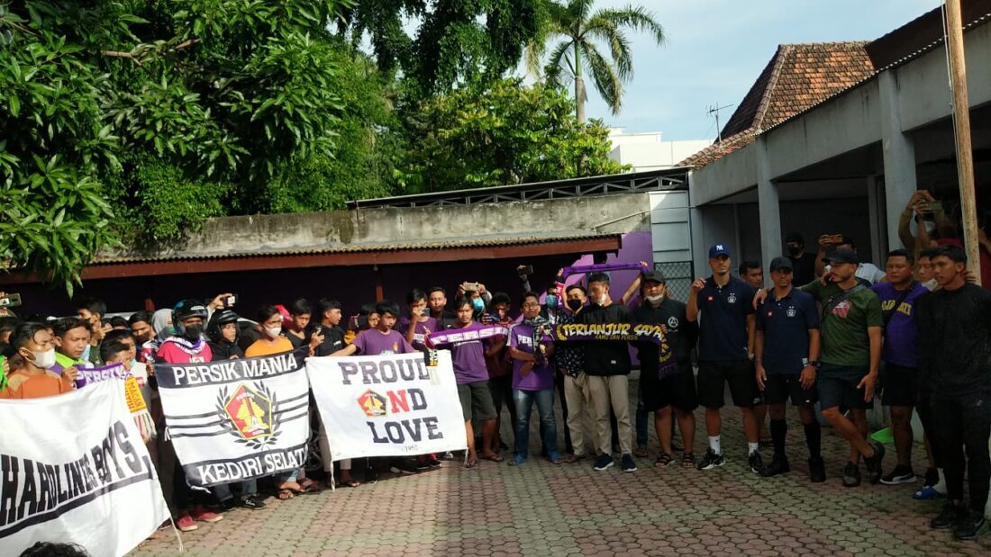 Rampungkan Putaran Pertama, Persik Kediri Disambut Ratusan Suporter Fanatiknya