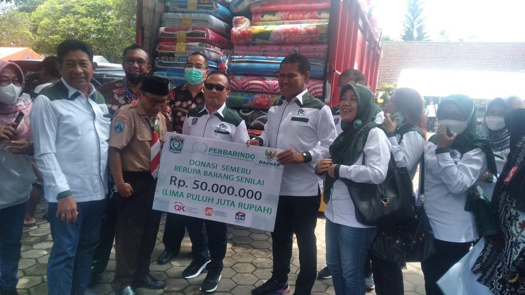 Bergotong Royong Perbarindo Jatim Serahkan Bantuan 298 Juta kepada Korban Erupsi Semeru