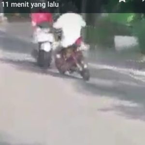 Dua Pemotor Adu Muka Keras, Kedua Pengemudi Terpental Luka Berat Dua Pemotor Adu Muka Keras, Kedua Pengemudi Terpental Luka Berat