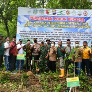 Forkopimda Dan Pimpinan Ponpes Tanam Sejuta Pohon Forkopimda Dan Pimpinan Ponpes Tanam Sejuta Pohon