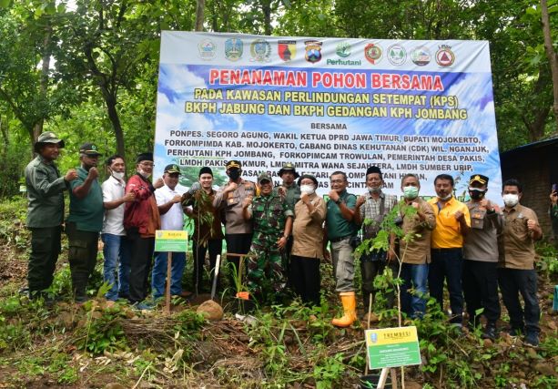 Forkopimda Dan Pimpinan Ponpes Tanam Sejuta Pohon