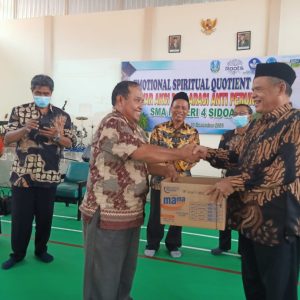 Keluarga Besar SMAN 4 Sidoarjo Peduli Semeru, Sumbang Rp 50 Juta & 200 Muskaf Al-Quran Keluarga Besar SMAN 4 Sidoarjo Peduli Semeru, Sumbang Rp 50 Juta & 200 Muskaf Al-Quran