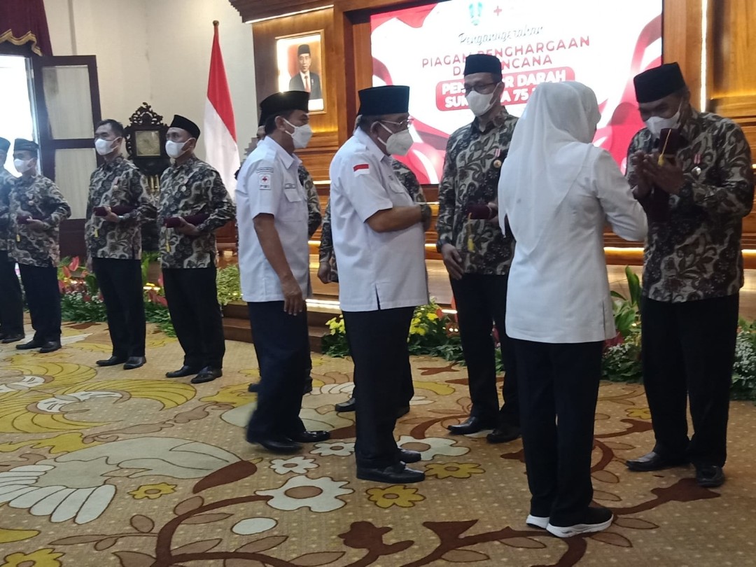 Khofifah Minta Merevitalisasi Palang Merah Remaja