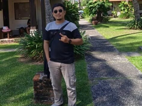 S.E Saksi Bisu Kisah Percintaan Anas Pengusaha Angkot