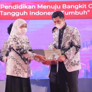 Anugerah Dwija Praja Nugraha Dari PGRI Pusat Untuk Gubernur Khofifah