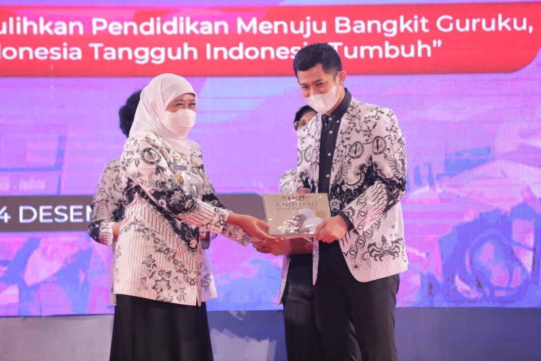 Anugerah Dwija Praja Nugraha Dari PGRI Pusat Untuk Gubernur Khofifah