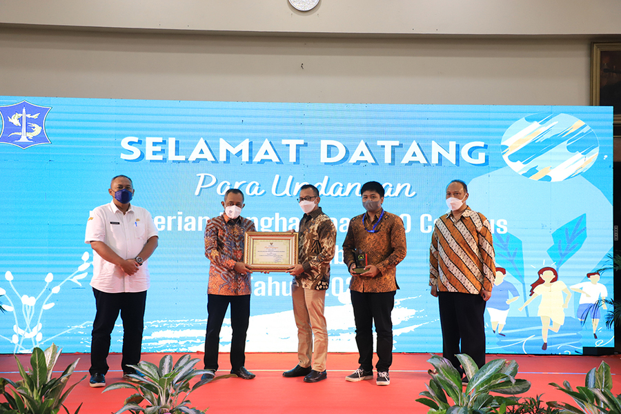 Pemkot Surabaya Beri Penghargaan 10 Kampus Terbaik Ramah Lingkungan