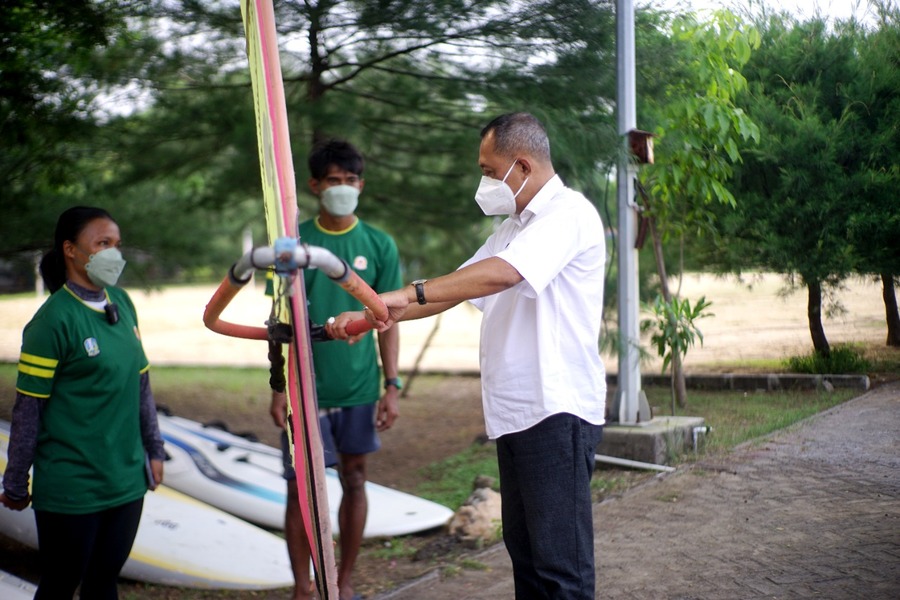 Wawali Armuji Dukung Atlet Selancar Angin Latihan di Pantai Kenjeran