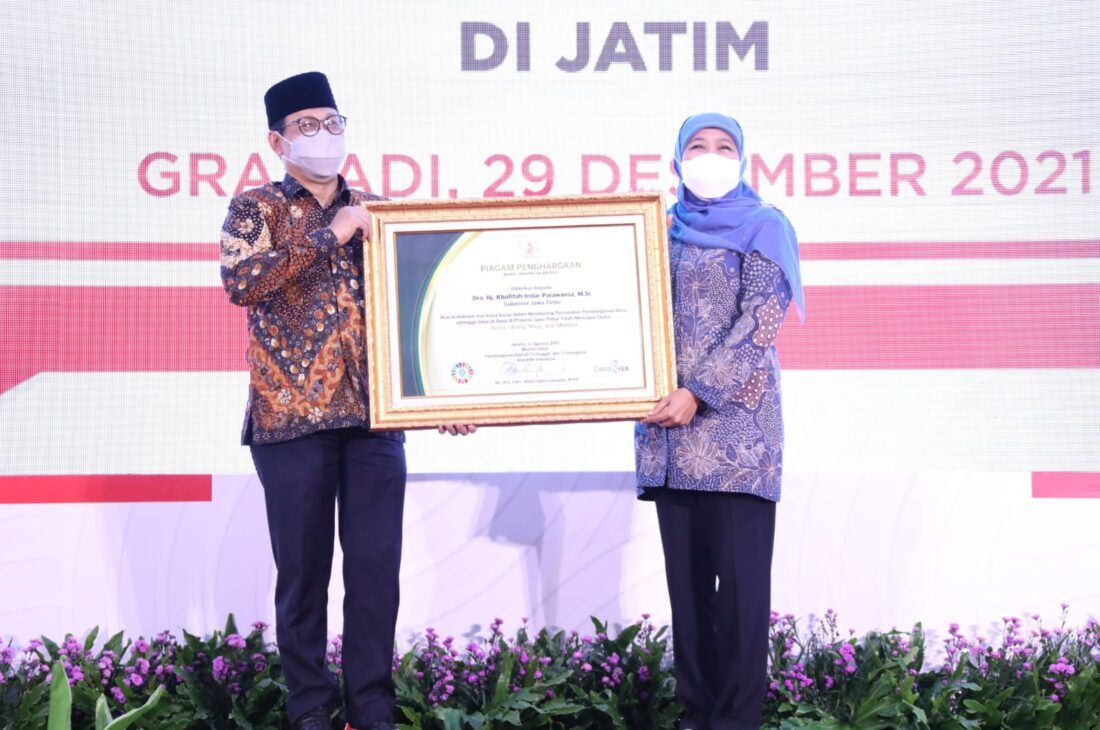 Khofifah Raih Penghargaan Percepatan Pembangunan Desa Tahun 2021 dari Kemendes