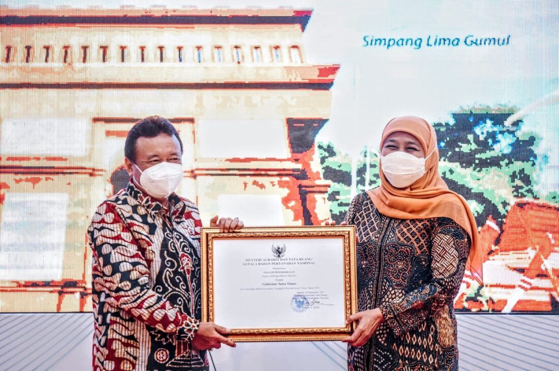 Gubernur Khofifah Terima Penghargaan Sinergitas Tri Juang dari Menteri ATR/BPN