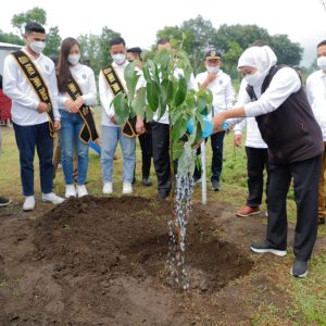 Tanam 4000 Pohon Untuk Perbaiki Ekosistem Lingkungan Tanam 4000 Pohon Untuk Perbaiki Ekosistem Lingkungan