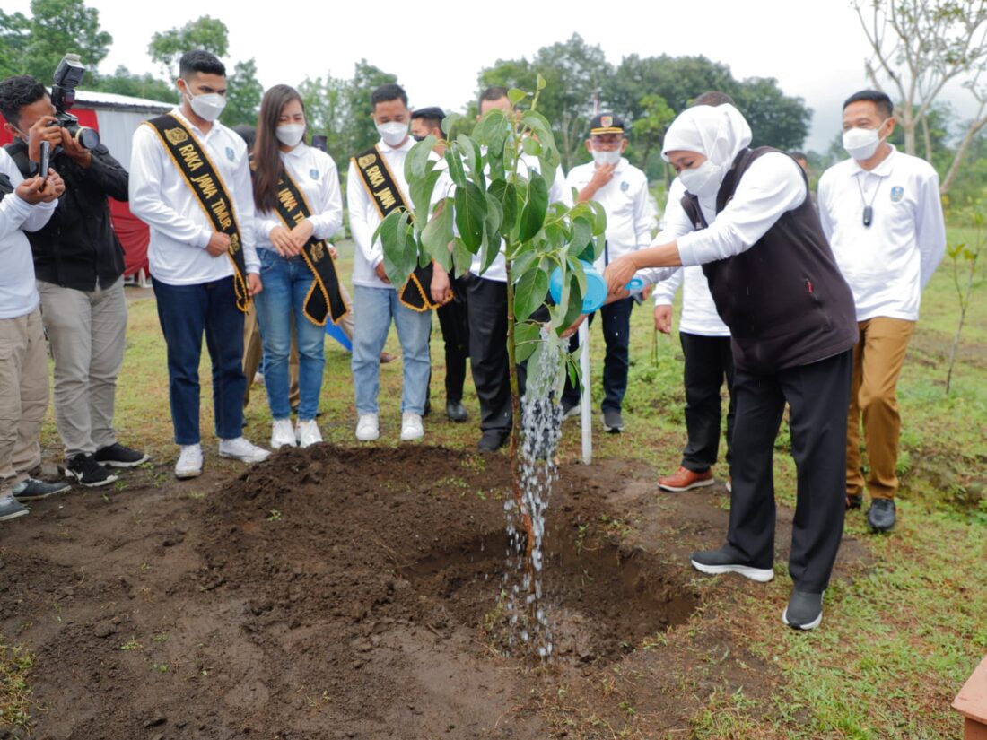 Tanam 4000 Pohon Untuk Perbaiki Ekosistem Lingkungan
