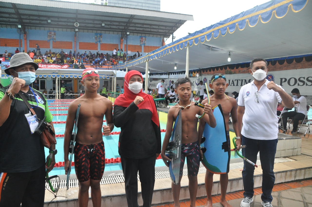 Khofifah Pompa Semangat Atlet Selam di Kejurnas Finswimming