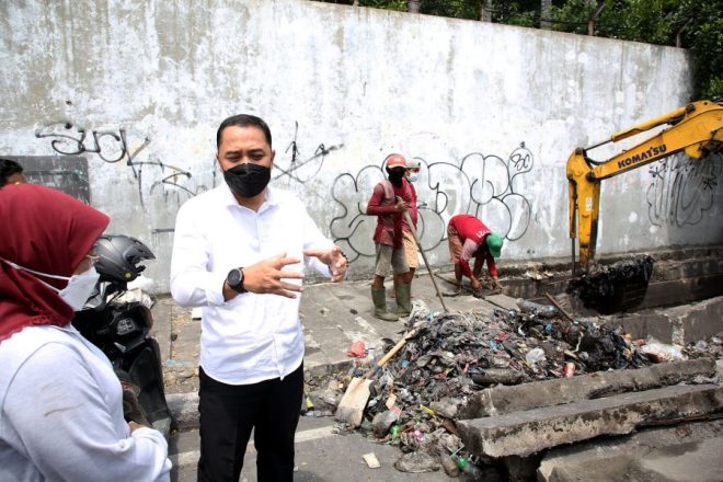 Wali Kota Eri Pantau Pengerjaan Saluran Perkampungan Setro
