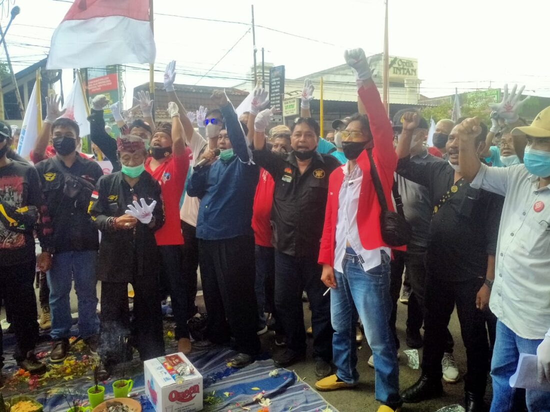 Peringati Hari Anti Korupsi, Aliansi Anti Korupsi Ritual Tumpengan Di Depan Pemkab Banyuwangi