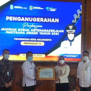 Ning Ita Terima Penghargaan ‘Paritrana Award’ dan Dapat Hadiah 1 Unit Motor Ning Ita Terima Penghargaan ‘Paritrana Award’ dan Dapat Hadiah 1 Unit Motor