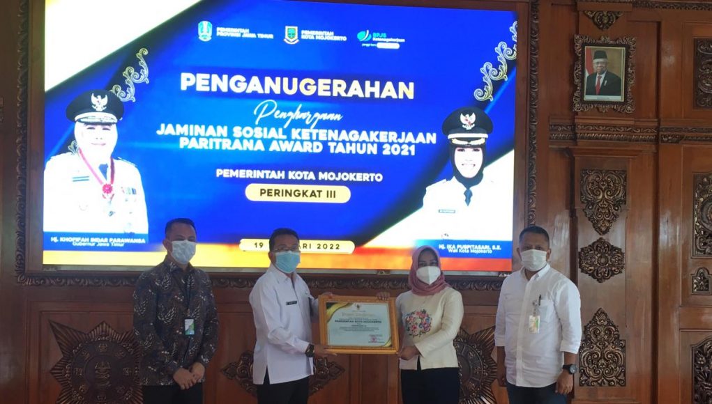Ning Ita Terima Penghargaan ‘Paritrana Award’ dan Dapat Hadiah 1 Unit Motor