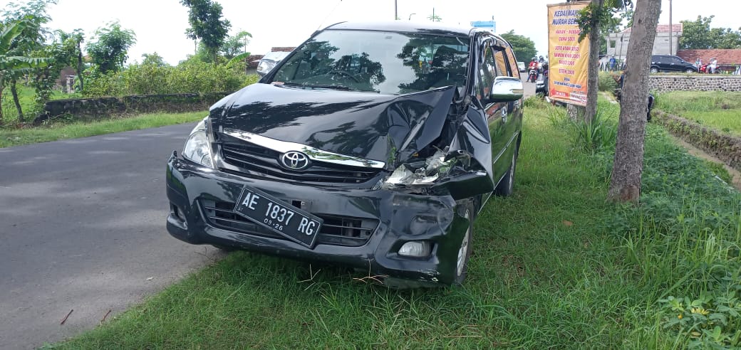 Pick up Parkir di Jembatan, Dihantam Innova