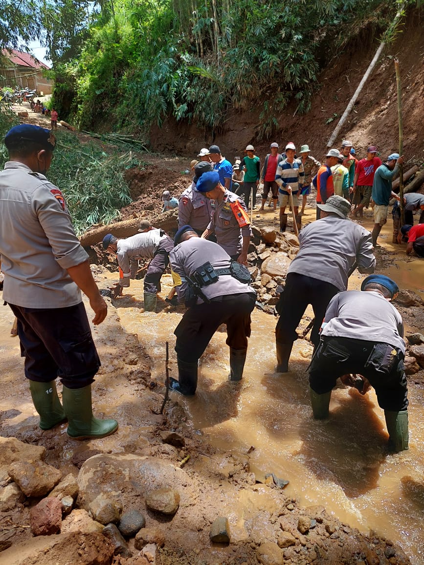Polres Kediri Kota Salurkan Bantuan Bagi Korban Bencana Banjir Bandang dan Longsor