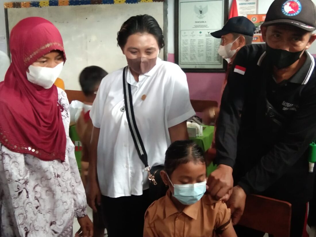 Diana Sasa Pantau Pelaksanaan Vaksin Anak Di SDN Tunggur