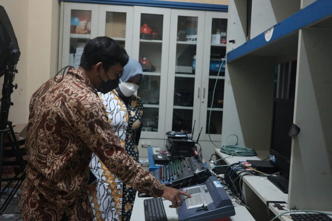 Kemendikbud Ristek Dikti Beri Hibah Peralata Untuk STIKOSA – AWS