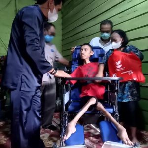 Penghulu Pinang Sebatang Barat Serahkan Bantuan Kursi Roda Kepada Disabilitas Penghulu Pinang Sebatang Barat Serahkan Bantuan Kursi Roda Kepada Disabilitas