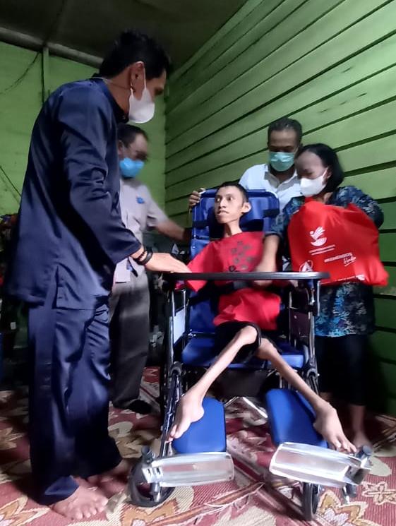 Penghulu Pinang Sebatang Barat Serahkan Bantuan Kursi Roda Kepada Disabilitas
