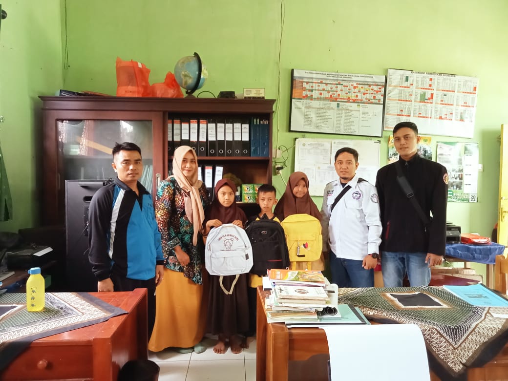 TRC PPA Bersama FOSKAPDA Kembali Bagikan Tas Sekolah