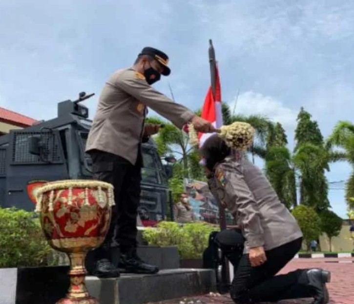 Tradisi Siram Air Kembang Warnai Kenaikan Pangkat 62 Personel Polres Probolinggo