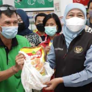 Khofifah Minta Pemda dan APRINDO Awasi Pasokan Minyak Goreng Khofifah Minta Pemda dan APRINDO Awasi Pasokan Minyak Goreng