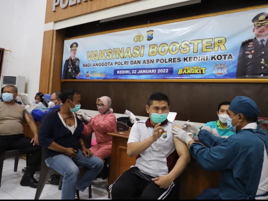Ratusan Anggota Polres Kediri Kota disuntik vaksin Booster Covid-19