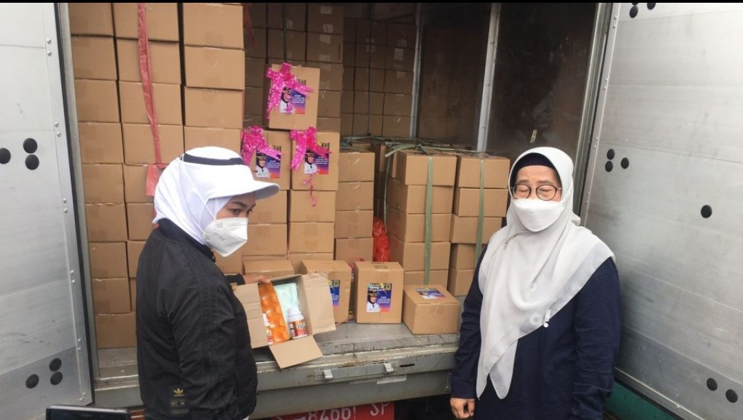 Laga Ketahanan tubuh, Ning Ita Bagikan 40.900 Paket Imunitas Untuk Warga