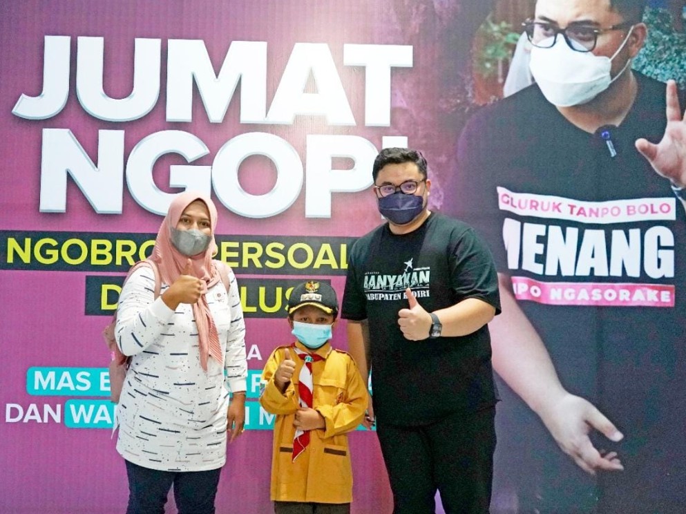 Bupati Kediri Hadiahkan Topi Kedinasan Untuk Anak SD